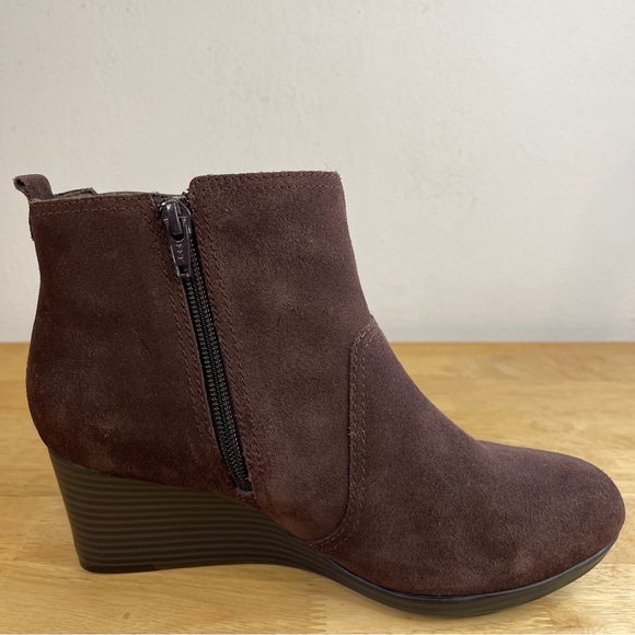 Clarks Crystal Quartz Brown Suede Leather Wedge Chelsea Boots Booties Size 7.5W - Picture 4 of 15